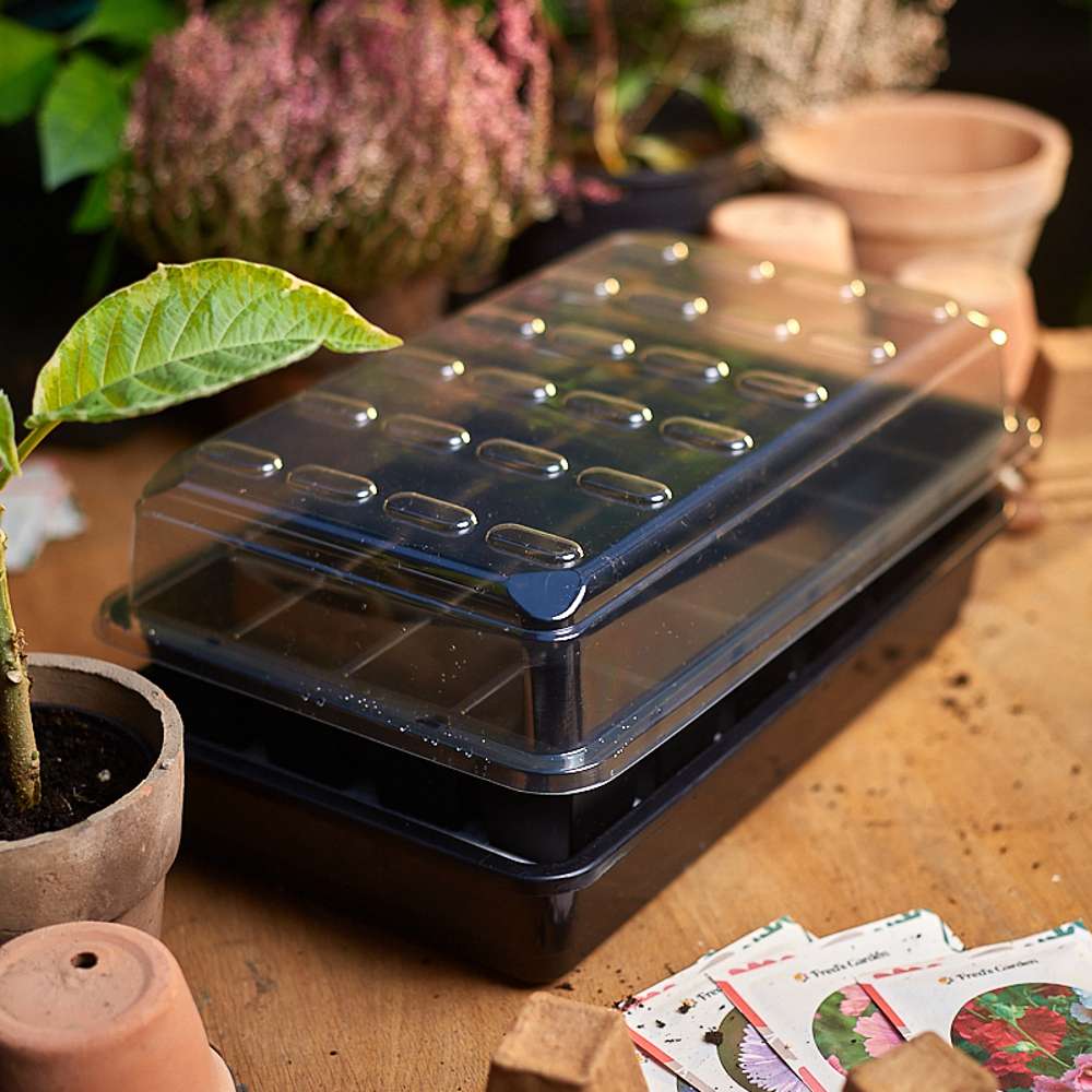 Miniväxthus med vattenreservoar