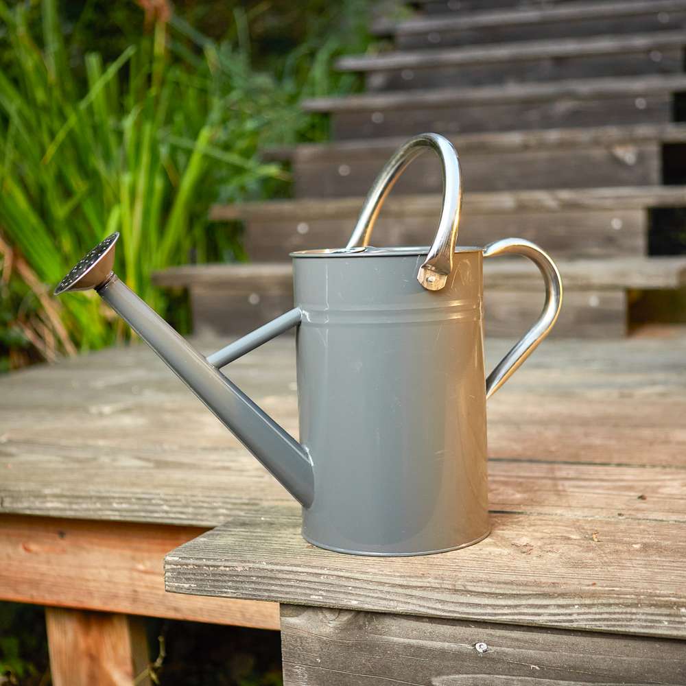 Vattenkanna i metall, 4,5 liter, grå